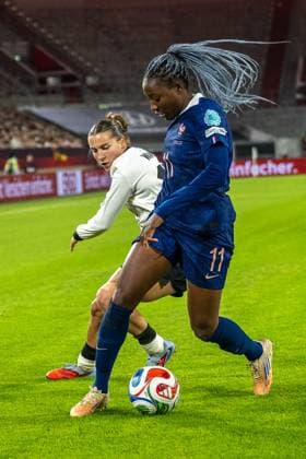 24 10 2025, Soccer international, Womens Nations League, semi-final, round 1 of 2, season 2025 2026, Germany France in the Merkur Spiel Arena in Duesseldorf duel between Carlotta Wamser Germany, 13 and Kadidiatou Diani France, 11 Important note In accordance with FIFA and UEFA regulations, it is prohibited to exploit or have exploited photographs taken in the stadium or of the match in the form of sequential images or video-like photo series Foto Kirchner Media Thomas Haesler Copyright: xKirchner-Media ThomasxHaeslerx