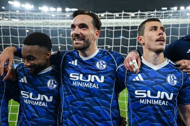 24 10 2025, Football, 2 Bundesliga, Season 2025 2026, Matchday 10, FC Schalke 04 SV Darmstadt, FC Schalke 04 celebrate the home win with the fans Moussa Sylla FC Schalke 04 l r , Kenan Karaman FC Schalke 04 , Ron Schallenberg FC Schalke 04 xRHR PHOTO YYx Copyright: KROEGER RHR-FOTOx RHR-FOTO YY