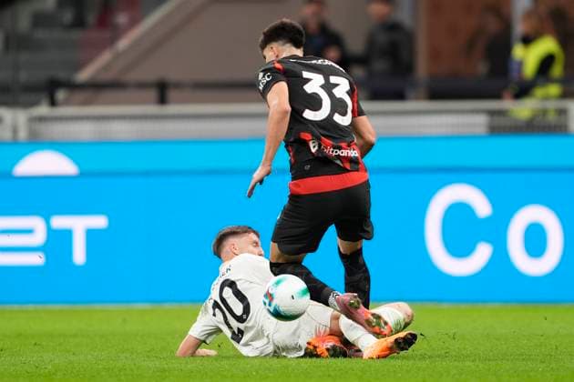 AC Milan s Davide Bartesaghi fights for the ball with PisaÕs Michel Aebischer during the Serie A soccer match between Milan and Pisa at the San Siro Stadium in Milan, Italy - October 23, 2025. - Soccer  Copyright: xFabioxFerrari LaPressex