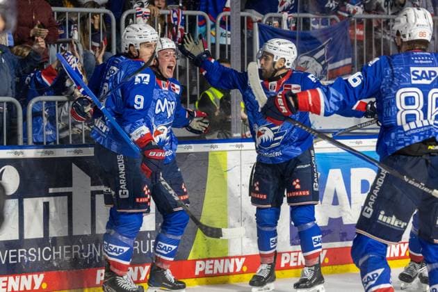 Bild: Großer Jubel bei Mannheim nach dem Tor zum 2:1 durch Justin Schütz