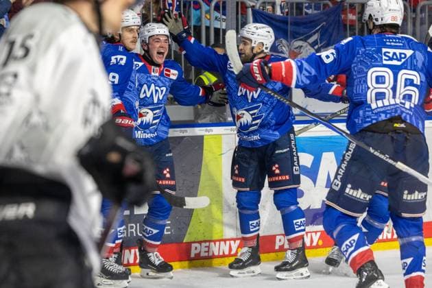 Bild: Großer Jubel bei Mannheim nach dem Tor zum 2:1 durch Justin Schütz