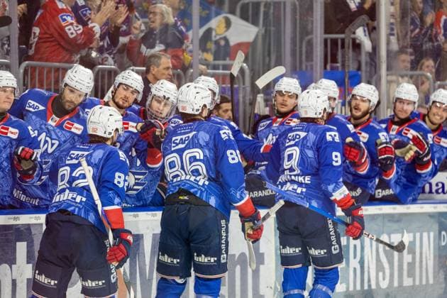 Bild: Großer Jubel bei Mannheim nach dem Tor zum 2:1 durch Justin Schütz