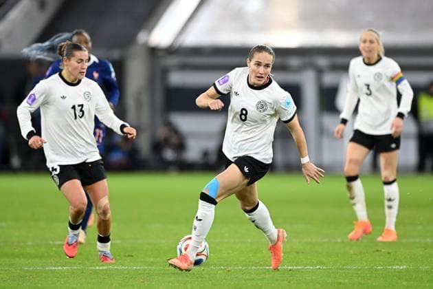 Sydney LOHMANN GER action, single action, left Carlotta WAMSER GER UEFA Womens Nations League, semi-final, semi-final, womens international football match, Germany GER France FRA 1 0 on 24 10 2025 in Duesseldorf Germany Â