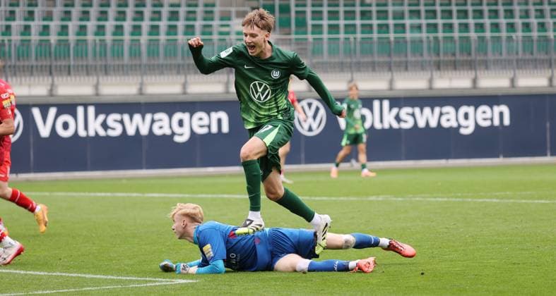 U19 VfL Wolfsburg vs FC Rot Weiß Erfurt Wolfsburg, 25 10 2025, Soccer, A Juniors, U19, DFB Nachwuchsliga, Preliminary round, VfL Wolfsburg green shirts vs FC Rot Weiß Erfurt red shirts , Picture shows jubilation over the goal to 1 0 for VfL by Karlo Simic VfL, 17 Wolfsburg