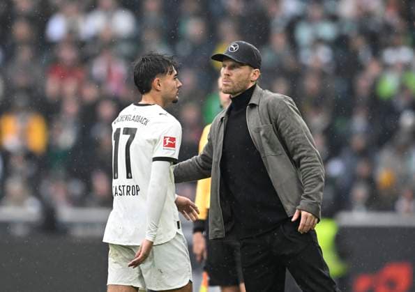 v l Jens Castrop Bor Mönchengladbach , Coach Eugen Polanski Bor Mönchengladbach after the red card Soccer 1 Bundesliga, 8 Matchday, Borussia Moenchengladbach Bayern Muenchen, am 25 10 2025 in Moenchengladbach Germany DFL regulations prohibit any use of photographs as image sequences and or quasi video Â