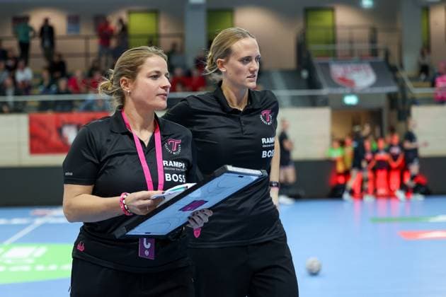 Miriam Hirsch TuS Metzingen, Coach and Louisa Wolf TuS Metzingen, CO Coach before the match, SV Union Halle Neustadt vs TuSsies Metzingen, Handball, 1 Womens Bundesliga, Matchday 6, Season 2025 2026, 25 10 2025, SV Union Halle Neustadt vs TuSsies Metzingen, Handball, 1 Womens Bundesliga, Matchday 6, Season 2025 2026, 25 10 2025 Halle Saale Copyright: xEibner-Pressefoto LauraxRoemerx EP_LRR