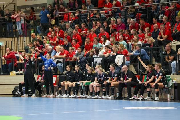 Miriam Hirsch TuS Metzingen, Coach and bench follow the game, SV Union Halle Neustadt vs TuSsies Metzingen, Handball, 1 Womens Bundesliga, Matchday 6, Season 2025 2026, 25 10 2025, SV Union Halle Neustadt vs TuSsies Metzingen, Handball, 1 Womens Bundesliga, Matchday 6, Season 2025 2026, 25 10 2025 Halle Saale Copyright: xEibner-Pressefoto LauraxRoemerx EP_LRR
