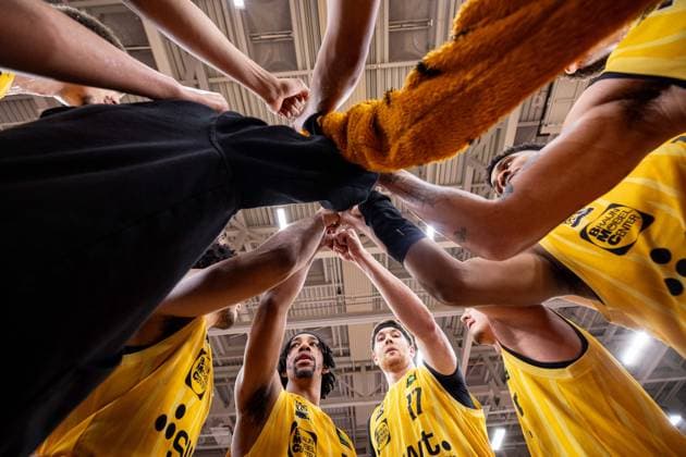 Tigers Tuebingen SBB Baskets Wolmirstedt, Herren, 2 Bundesliga, Barmer 2 Basketball Bundesliga, pro A, 5 Spieltag, Spielzeit 2025 2026, 25 10 2025 The Tigers Tuebingen team puts their fists together after the victory