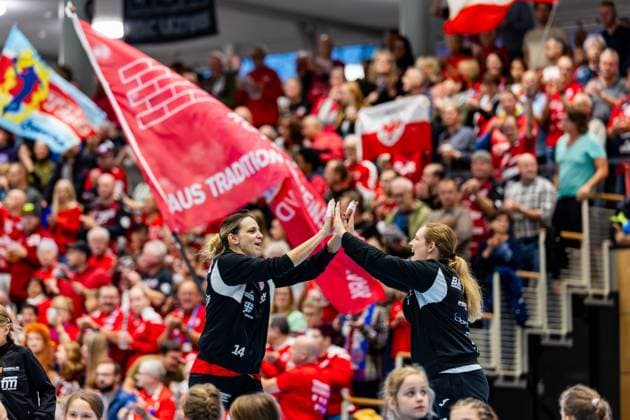25 10 2025, GER, Handball, Women, Season 2025 2026, Alsco 1 Bl, 6 Matchday, Thueringer HC VfL Oldenburg Anika Niederwieser Thueringer HC,14 , Christina Loevgren Hallberg Thueringer HC,1 99947 Bad Langensalza Salza Halle Sporthalle Mehrz Thüringen Germany