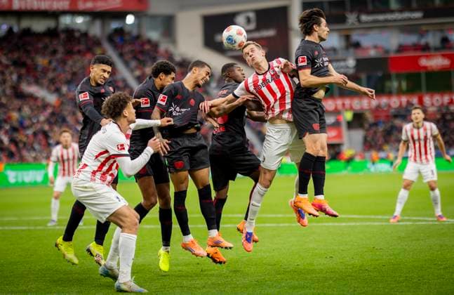 Leverkusen, Germany 26th Oct 2025 Matthias Ginter Freiburg Derry Scherhant Freiburg Equi Fernandez Leverkusen Jarell Quansah Leverkusen Arthur Leverkusen Christian Kofane Leverkusen Jonas Hofmann Leverkusen Bayer Leverkusen SC Freiburg 26 10 2025