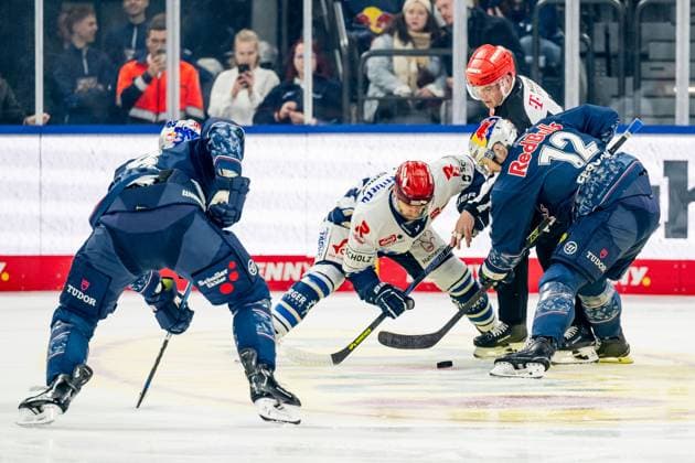 Linesperson Jonas Reinold executes a faceoff between Tylor Spink Schwenninger Wild Wings, 90 and Brady Ferguson EHC Red Bull Muenchen, 12 GER, EHC Red Bull Muenchen vs Schwenninger Wild Wings, Ice Hockey, DEL, Matchday 14, Season 2025 2026, 26 10 2025 GER, EHC Red Bull Muenchen vs Schwenninger Wild Wings, Ice Hockey, DEL, Matchday 14, Season 2025 2026, 26 10 2025 Muenchen Copyright: xEibner-Pressefoto HeikexFeinerx EP_HFR