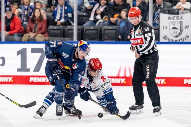 Linesperson Jonas Reinold executes a faceoff between Adam Brooks EHC Red Bull Muenchen, 77 and Boaz Bassen Schwenninger Wild Wings, 64 GER, EHC Red Bull Muenchen vs Schwenninger Wild Wings, Ice Hockey, DEL, Matchday 14, Season 2025 2026, 26 10 2025 GER, EHC Red Bull Muenchen vs Schwenninger Wild Wings, Ice Hockey, DEL, Matchday 14, Season 2025 2026, 26 10 2025 Muenchen Copyright: xEibner-Pressefoto HeikexFeinerx EP_HFR
