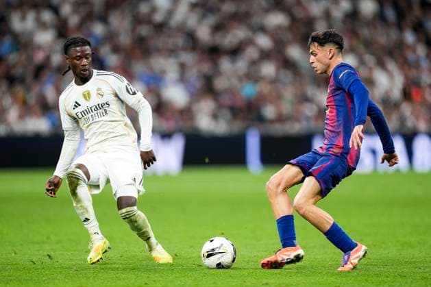 October 26, 2025, Madrid, Madrid, Spain: Pedri of FC Barcelona, Barca and Eduardo Camavinga of Real Madrid CF in action during the Spanish League, LaLiga EA Sports, football match played between Real Madrid C.F. and FC Barcelona at Santiago Bernabeu stadium on October 26, 2025, in Madrid, Spain. Madrid Spain - ZUMAa181 20251026_zaa_a181_219 Copyright: xOscarxJ.xBarrosox
