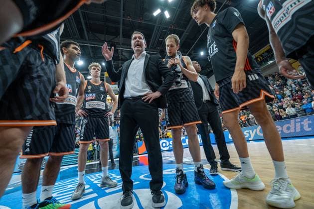 Ty Harrelson ratiopharm ulm, Head coach in the team circle, GER, MHP RIESEN Ludwigsburg vs ratiopharm ulm, easycredit BBL, Basketball, Bundesliga, Matchday 5, Season 2025 2026, 26 10 2025, GER, MHP RIESEN Ludwigsburg vs ratiopharm ulm, easycredit BBL, Basketball, Bundesliga, Matchday 5, Season 2025 2026, 26 10 2025 Ludwigsburg Copyright: xEibner-Pressefoto SaschaxWaltherx EP_EER