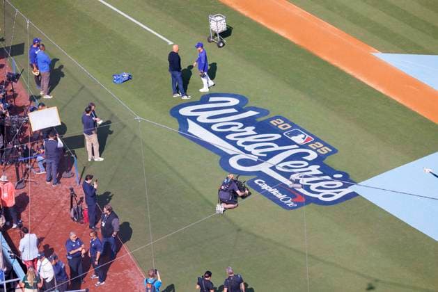 October 27, 2025, Los Angeles, California, USA: Reporters gather at field level for live feeds and interviews prior to the MLB, Baseball Herren, USA World Series Game 3 against the Toronto Blue Jays on Monday October 27, 2025 at Dodger Stadium in Los Angeles, California. ARMANDO ARORIZO PI Los Angeles USA - ZUMAp124 20251027_zaa_p124_001 Copyright: xArmandoxArorizox