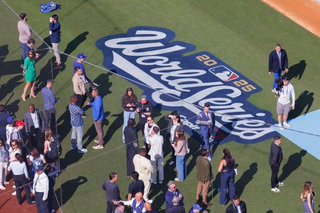 October 27, 2025, Los Angeles, California, USA: Reporters gather at field level for live feeds and interviews prior to the MLB, Baseball Herren, USA World Series Game 3 against the Toronto Blue Jays on Monday October 27, 2025 at Dodger Stadium in Los Angeles, California. ARMANDO ARORIZO PI Los Angeles USA - ZUMAp124 20251027_zaa_p124_003 Copyright: xArmandoxArorizox