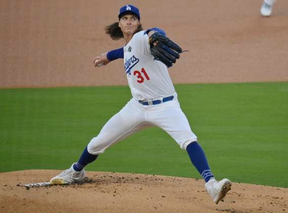 Los Angeles Dodgers starting pitcher Tyler Glasnow (31) throws in the first inning against the Toronto Blue Jays during game three of the MLB, Baseball Herren, USA World Series at Dodger Stadium in Los Angeles on Monday, October 27, 2025. LOS20251027912 JIMxRUYMEN