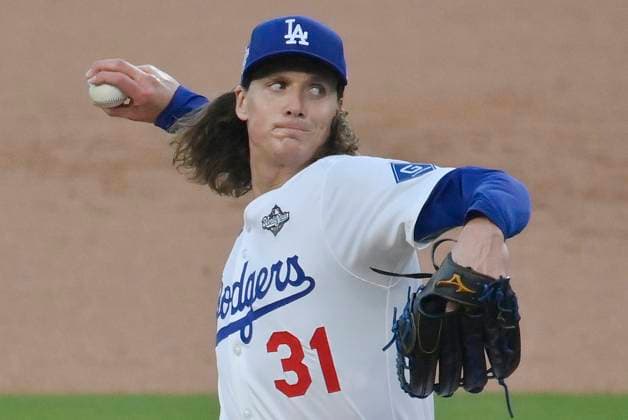 Los Angeles Dodgers starting pitcher Tyler Glasnow (31) throws in the second inning against the Toronto Blue Jays during game three of the MLB, Baseball Herren, USA World Series at Dodger Stadium in Los Angeles on Monday, October 27, 2025. LOS20251027918 JIMxRUYMEN