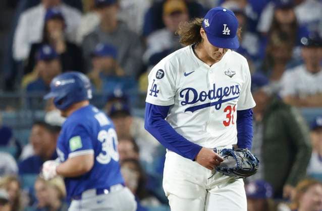 Los Angeles Dodgers starting pitcher Tyler Glasnow (31) reacts after Toronto Blue Jays Alejandro Kirk (30) hit a three-run home run in the fourth inning during game three of the MLB, Baseball Herren, USA World Series at Dodger Stadium in Los Angeles on Monday, October 27, 2025. LOS20251027944 JOHNxANGELILLO