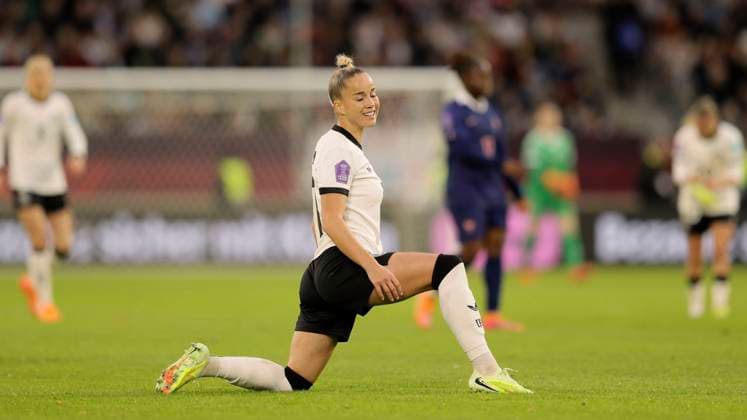 Photo good mood with Giulia GWINN Germany womens international soccer match on Fri 24 10 2025 in Düsseldorf Germany France