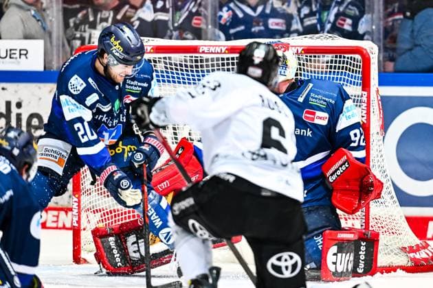 Goal celebration, jubilation, joy with scorer Patrick Russell Cologne Sharks, 63 Macoy Erkamps Iserlohn Roosters, 20 Andreas Andy Jenike Iserlohn Roosters, 92 , GER, Iserlohn Roosters vs Koeler Haie, Ice Hockey, Penny DEL, Matchday 15, Season 2025 2026, 28 10 2025, GER, Iserlohn Roosters vs Koeler Haie, Ice Hockey, Penny DEL, Matchday 15, Season 2025 2026, 28 10 2025 Iserlohn Copyright: xJonasxBrockmann Eibner-Pressefotx EP_JBN