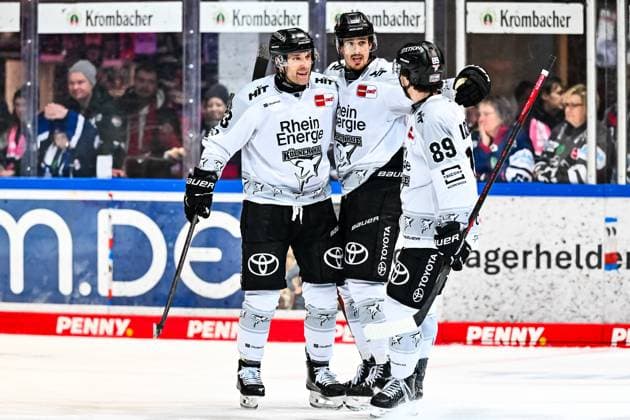 Goalscorer Patrick Russell Cologne Sharks, 63 Louis Marc Aubry Cologne Sharks, 15 Gregor MacLeod Cologne Sharks, 89 , GER, Iserlohn Roosters vs Koeler Haie, Ice Hockey, Penny DEL, Matchday 15, Season 2025 2026, 28 10 2025, GER, Iserlohn Roosters vs Koeler Haie, Ice Hockey, Penny DEL, Matchday 15, Season 2025 2026, 28 10 2025 Iserlohn Copyright: xJonasxBrockmann Eibner-Pressefotx EP_JBN