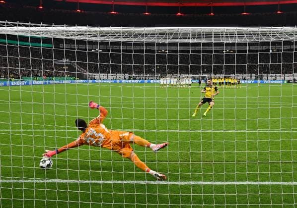28 10 2025, xpsx, Fußball DFB Pokal 2 Runde, Eintracht Frankfurt Borussia Dortmund v l Michael Zetterer Eintracht Frankfurt , Niklas Suele Borussia Dortmund trifft Elfmeter, Strafstoss, Elfmeterschiessen DFL DFB REGULATIONS PROHIBIT ANY USE OF PHOTOGRAPHS as IMAGE SEQUENCES and or QUASI VIDEO Frankfurt am Main