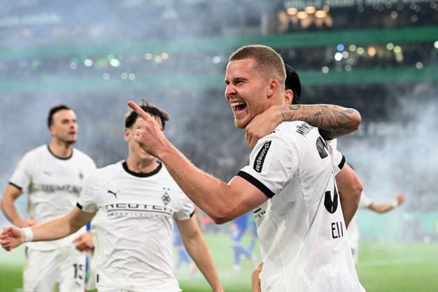 Nico ELVEDI MG cheers after his goal to 2 0, cheers, jubilation, joy, cheers, with Kevin DIKS MG Football, DFB Cup, 2nd main round, Borussia Moenchengladbach MG Karlsruher SC KA 3 1 on 28 10 2025 at Borussiapark Moenchengladbach Germany DFL regulations prohibit any use of photographs as image sequences and or quasi video Â