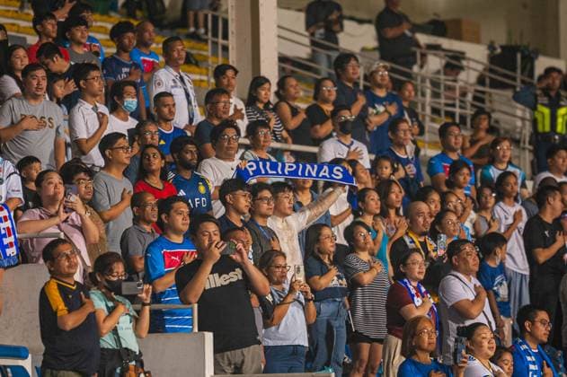 October 29, 2025, Quezon City, Quezon, Philippines: Filipino spectators sing the Philippine national anthem. Quezon City Philippines - ZUMAy102 20251029_zip_y102_019 Copyright: xKenosisxYapx