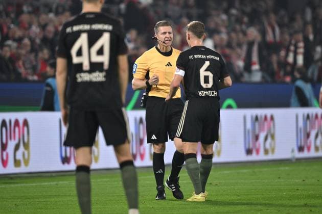 Joshua Kimmich Bayern Muenchen complains to referee Tobias Welz 29 10 2025, Football DFB Pokal, Season 2025 2026, 2 Round, 1 FC Köln FC Bayern München DFB regulations prohibit any use of photographs as image sequences and or quasi video Koeln Rhein Energie Stadion Nordrhein Westfalen Germany Team2
