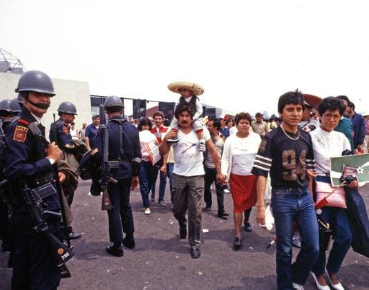 31 05 86 Bulgaria Italy Mexico, Mexico City, 31 05 1986, Soccer, FIFA World Cup 1986 in Mexico, Opening match, Bulgaria Italy 1 1 Fans and police in front of the stadium