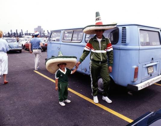 31 05 86 Bulgaria Italy Mexico, Mexico City, 31 05 1986, Soccer, FIFA World Cup 1986 in Mexico, opening match, Bulgaria Italy 1 1 fans with sombrero in front of the stadium in the car child man VW bus