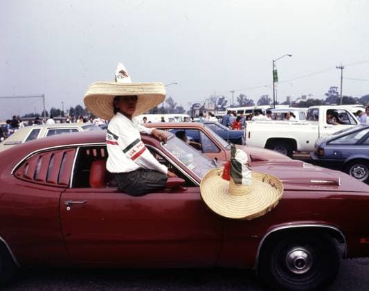31 05 86 Bulgaria Italy Mexico, Mexico City, 31 05 1986, Soccer, FIFA World Cup 1986 in Mexico, Opening match, Bulgaria Italy 1 1 Fans with sombrero in front of the stadium in the car