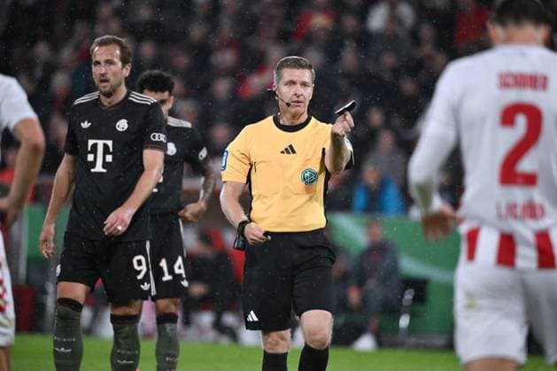 Referee Tobias Welz with a small shin guard 29 10 2025, Football DFB Pokal, Season 2025 2026, 2 Round, 1 FC Köln FC Bayern München 1 4 DFB regulations prohibit any use of photographs as image sequences and or quasi video Koeln Rhein Energie Stadion Nordrhein Westfalen Germany Team2