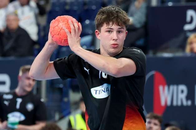 Rasmus Ankermann (Germany) kontrolliert den Ball, Handball-Laenderspiel der Maenner, Germany U20 vs Hungary U20, PSD Bank Arena am 30. October 2025 in Nuernberg, Deutschland. (Foto von Marco Steinbrenner DeFodi Images) Rasmus Ankermann (Germany) controls the ball, Handball-Laenderspiel der Maenner, Germany U20 vs Hungary U20, PSD Bank Arena, October 30, 2025 in Nuernberg, Germany. (Photo by Marco Steinbrenner DeFodi Images) Rasmus Ankermann Germany controls the ball, Handball Laenderspiel der Maenner, Germany U20 vs Hungary U20, PSD Bank Arena on October 30, 2025 in Nuremberg, Germany Photo by Marco Steinbrenner DeFodi Images Rasmus Ankermann Germany controls the ball, Handball Laenderspiel der Maenner, Germany U20 vs Hungary U20, PSD Bank Arena, October 30, 2025 in Nuremberg, Germany Photo by Marco Steinbrenner DeFodi Images