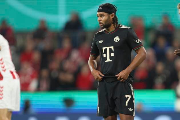 Serge Gnabry (FC Bayern München) schaut waehrend des DFB-Pokal Spiels 1.FC Köln v FC Bayern München, RheinEnergieStadion am 29. October 2025 in Köln, Deutschland. (Foto von Oliver Kaelke DeFodi Images) +++ Serge Gnabry (FC Bayern München) looks on during the DFB-Pokal match between 1.FC Köln v FC Bayern München at RheinEnergieStadion on October 29, 2025 in Cologne, Germany. (Photo by Oliver Kaelke DeFodi Images) (Photo by Oliver Kaelke DeFodi Images) Serge Gnabry FC Bayern München looks on during the DFB Pokal match 1 FC Köln v FC Bayern München, RheinEnergieStadion on October 29, 2025 in Cologne, Germany Photo by Oliver Kaelke DeFodi Images Serge Gnabry FC Bayern München looks on during the DFB Pokal match between 1 FC Köln v FC Bayern München at RheinEnergieStadion on October 29, 2025 in Cologne, Germany Photo by Oliver Kaelke DeFodi Images Photo by Oliver Kaelke DeFodi Images