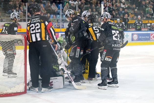 Pack formation on the ice Bietigheim Steelers vs Krefeld Pinguine, Ice field hockey, DEL 2, Matchday 13, Season 2025 2026, 31 10 2025 Bietigheim Steelers vs Krefeld Pinguine, Ice field hockey, DEL 2, Matchday 13, Season 2025 2026, 31 10 2025 Bietigheim Copyright: xEibner-Pressefotox EP_TBR
