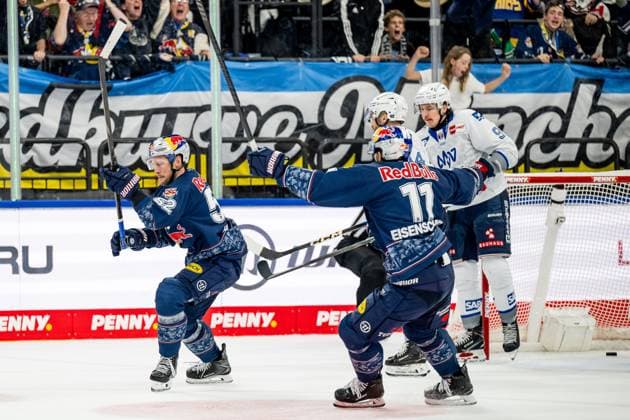 Markus Eisenschmid EHC Red Bull Muenchen, 11 celebrates with Patrick Hager EHC Red Bull Muenchen, 52 his goal for 1 0 GER, EHC Red Bull Muenchen vs Adler Mannheim, Ice Hockey, DEL, Matchday 16, Season 2025 2026, 31 10 2025 GER, EHC Red Bull Muenchen vs Adler Mannheim, Ice Hockey, DEL, Matchday 16, Season 2025 2026, 31 10 2025 Muenchen Copyright: xEibner-Pressefoto HeikexFeinerx EP_HFR