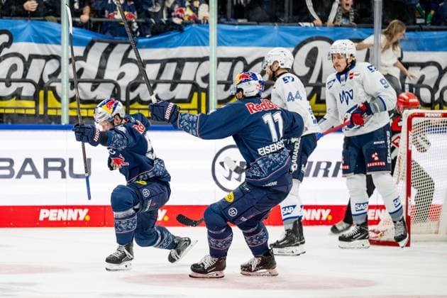 Markus Eisenschmid EHC Red Bull Muenchen, 11 celebrates with Patrick Hager EHC Red Bull Muenchen, 52 his goal for 1 0 GER, EHC Red Bull Muenchen vs Adler Mannheim, Ice Hockey, DEL, Matchday 16, Season 2025 2026, 31 10 2025 GER, EHC Red Bull Muenchen vs Adler Mannheim, Ice Hockey, DEL, Matchday 16, Season 2025 2026, 31 10 2025 Muenchen Copyright: xEibner-Pressefoto HeikexFeinerx EP_HFR