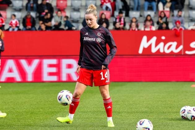 Alara Sehitler FC Bayern Muenchen, 14 warming up before the match, GER, FC Bayern Muenchen vs SGS Essen, Soccer, Google Pixel Women Bundesliga, Matchday 8, Season 2025 2026, 01 11 2025, DFL DFB REGULATIONS PROHIBIT ANY USE OF PHOTOGRAPHS as IMAGE SEQUENCES and or QUASI VIDEO, GER, FC Bayern Muenchen vs SGS Essen, Football, Google Pixel Womens Bundesliga, Matchday 8, Season 2025 2026, 01 11 2025 Muenchen Copyright: xEibner-Pressefoto JennixMaulx EP_JML