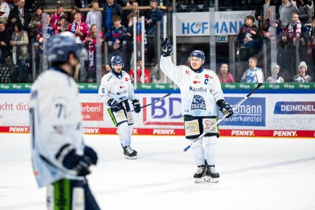 Marcel Brandt 92, Straubing Tigers Jubel Freude, Nuernberg Ice Tigers vs Straubing Tigers, Ice Hockey, Penny DEL, 16 Spieltag, 31 10 2025, Nuernberg Ice Tigers vs Straubing Tigers, Ice Hockey, Penny DEL, 16 Spieltag, 31 10 2025 Copyright: xEibner-Pressefoto ThomasxHahnx EP_NIT