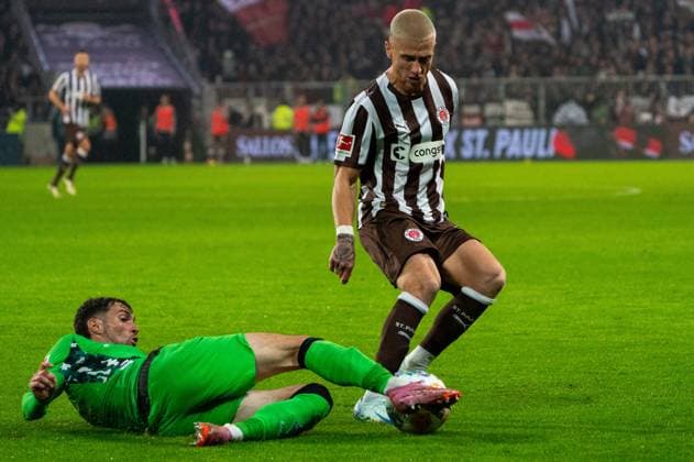 Joe Scally Borussia Moenchengladbach, 29 in duel, fight for the ball with Louis Oppie FC St Pauli, 23 , GER, FC St Pauli vs Borussia Moenchengladbach, Football, Bundesliga, Matchday 9, Season 2025 2026, 01 11 2025 DFL REGULATES PROHIBIT ANY USE OF PHOTOGRAPHS AS IMAGE SEQUENCES AND OR QUASI VIDEO GER, FC St Pauli vs Borussia Moenchengladbach, Football, Bundesliga, Matchday 9, Season 2025 2026, 01 11 2025 Hamburg Copyright: xEibner-Pressefoto MaxxVincenx EP_MVN