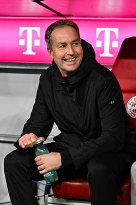 Bundesliga FC Bayern Munich Bayer 04 Leverkusen 01 11 2025 MUNICH, GERMANY 1 NOVEMBER in picture Kasper HJULMAND headcoach Bayer Leverkusen single photo cropped during the Bundesliga match between FC Bayern Munich and Bayer 04 Leverkusen on matchday 9 at Allianz Arena on November 1, 2025 in Munich, Germany DFL REGULATIONS PROHIBIT ANY USE OF PHOTOGRAPHS AS IMAGE SEQUENCES AND OR QUASI VIDEO Copyright: xBEAUTIFULxSPORTS Goldbergx