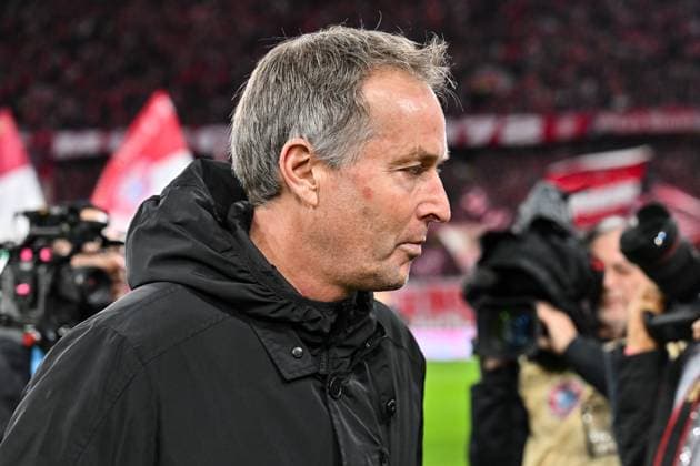 Bundesliga FC Bayern Munich Bayer 04 Leverkusen 01 11 2025 MUNICH, GERMANY 1 NOVEMBER in picture Kasper HJULMAND headcoach Bayer Leverkusen single photo cropped during the Bundesliga match between FC Bayern Munich and Bayer 04 Leverkusen on matchday 9 at Allianz Arena on November 1, 2025 in Munich, Germany DFL REGULATIONS PROHIBIT ANY USE OF PHOTOGRAPHS AS IMAGE SEQUENCES AND OR QUASI VIDEO Copyright: xBEAUTIFULxSPORTS Goldbergx