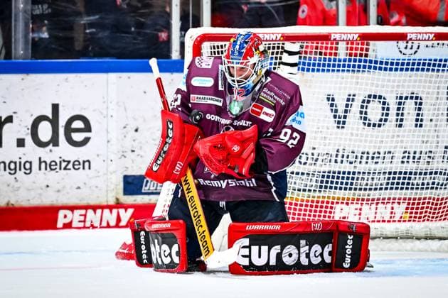 Andreas Andy Jenike Iserlohn Roosters, 92 holds the puck, GER, Iserlohn Roosters vs Grizzlys Wolfsburg, Ice Hockey, Penny DEL, Matchday 17, Season 2025 2026, 01 11 2025, GER, Iserlohn Roosters vs Grizzlys Wolfsburg, Ice Hockey, Penny DEL, Matchday 17, Season 2025 2026, 01 11 2025 Iserlohn Copyright: xJonasxBrockmann Eibner-Pressefotx EP_JBN