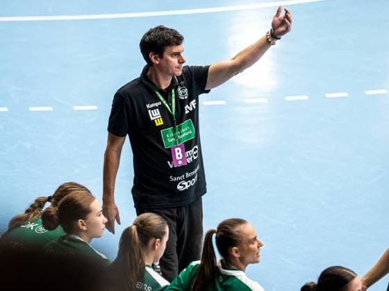 Nico Kiener, Head Coach Frisch Auf Women gives instructions to his team, Frisch Auf Goeppingen vs HSG Blomberg Lippe, Handball, 1 Bundesliga, Season 2025 2026, 01 11 2025 Frisch Auf Goeppingen vs HSG Blomberg Lippe, Handball, 1 Bundesliga, Season 2025 2026, 01 11 2025 Goeppingen Copyright: xMichaelxSchmidt Eibner-Pressefotx EP_MST