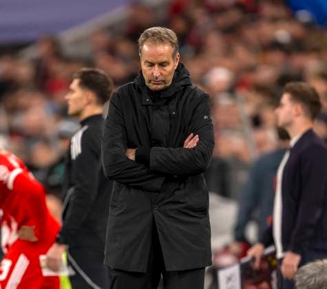 01 11 2025, Soccer Bundesliga 2025 2026, Matchday 9, FC Bayern Munich Bayer Leverkusen, in the Allianz Arena Munich, Coach Kasper Hjulmand Bayer Leverkusen pensive