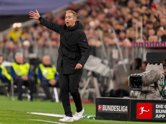 01 11 2025, Soccer Bundesliga 2025 2026, Matchday 9, FC Bayern Munich Bayer Leverkusen, in the Allianz Arena Munich, Coach Kasper Hjulmand Bayer Leverkusen gives instructions, points, gesticulates, gives commands, instructions, gives instructions, pointing, gesticulating,