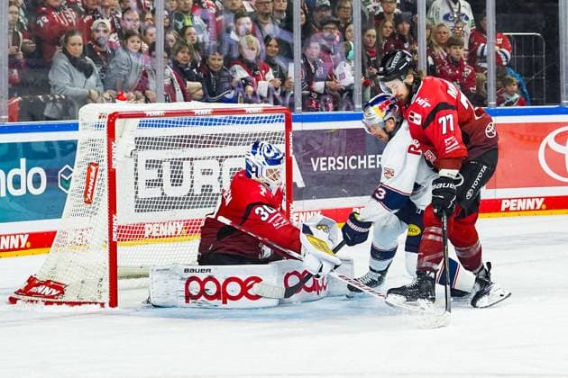 Ice Hockey Penny DEL 17 Matchday Cologne Sharks EHC Red Bull Munich on 02 11 2025 at the Lanxess Arena in Cologne Janne Juvonen Cologne , left Phillip Sinn Munich , center Ryan Macinnis Cologne , right According to the regulations of the DEL German Ice Hockey League, the publication and further use of the recordings in electronic media and end devices of all kinds during the ongoing game is not permitted xDMx