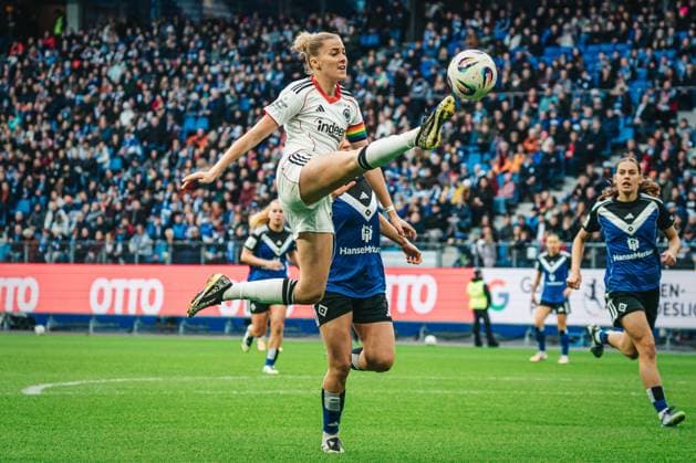 Google Pixel Frauen Bundesliga Hamburger SV vs Eintracht Frankfurt, 02 11 2025 Laura Freigang Eintracht Frankfurt, 10 bekommt den Ball nicht mehr Fußball, Google Pixel Frauen Bundesliga, 8 Spieltag Hamburger SV vs Eintracht Frankfurt am 02 11 2025 im Volksparkstadion, Hamburg DFB DFL REGULATIONS PROHIBIT ANY USE OF PHOTOGRAPHS AS IMAGE SEQUENCES AND OR QUASI VIDEO Copyright: xBEAUTIFULxSPORTS Tonhäuserx